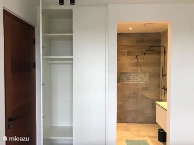 Blue Bay Penthouse REEF 5 OCEAN VIEW huren in Curaçao, Curacao-Midden, Willemstad - appartement Slaapkamer 2 met closet en toegang tot eigen badkamer