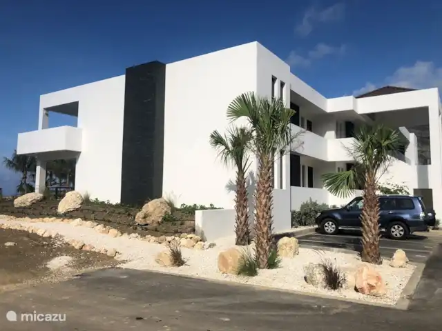 Blue Bay Penthouse REEF 5 OCEAN VIEW huren in Curaçao, Curacao-Midden, Willemstad - appartement zijaanzicht penthouse op de hoek 1e verdieping. Gereserveerde parkeerplaats voor onze gasten