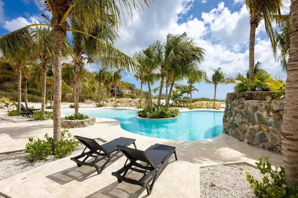 Oase/Schwimmbad mit Sonnenliegen. Dusch- und Toilettenraum vorhanden