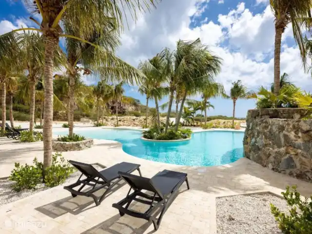 Blue Bay Penthouse REEF 5 OCEAN VIEW huren in Curaçao, Curacao-Midden, Willemstad - appartement Oase/zwembadpool met ligbedjes. Douche en toiletruimte aanwezig