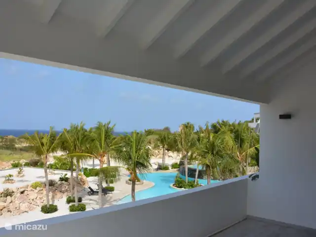 Blue Bay Penthouse REEF 5 OCEAN VIEW huren in Curaçao, Curacao-Midden, Willemstad - appartement Uitzicht van 30 m2 terras op Pool/Oase area en zee