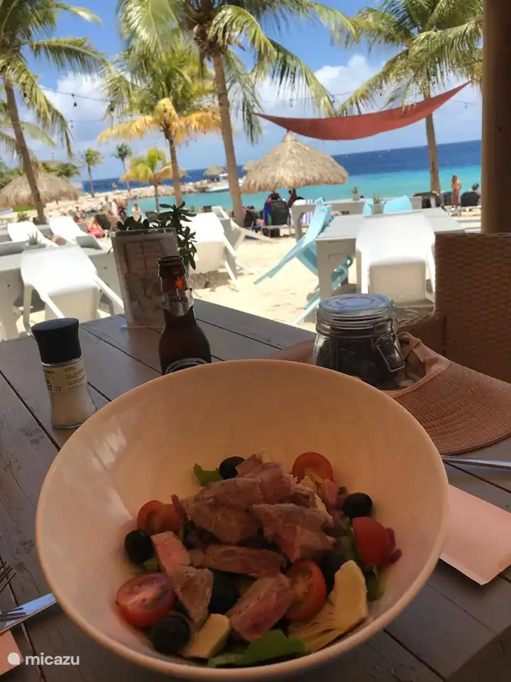 Leckeres Mittagessen im Restaurant Coast am Strand von Blue Bay