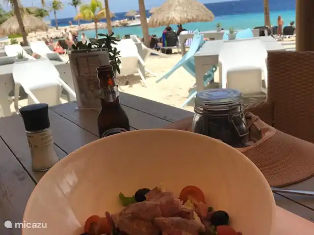 Blue Bay Penthouse REEF 5 OCEAN VIEW huren in Curaçao, Curacao-Midden, Willemstad - appartement Heerlijke lunch bij restaurant Coast op Blue Bay beach