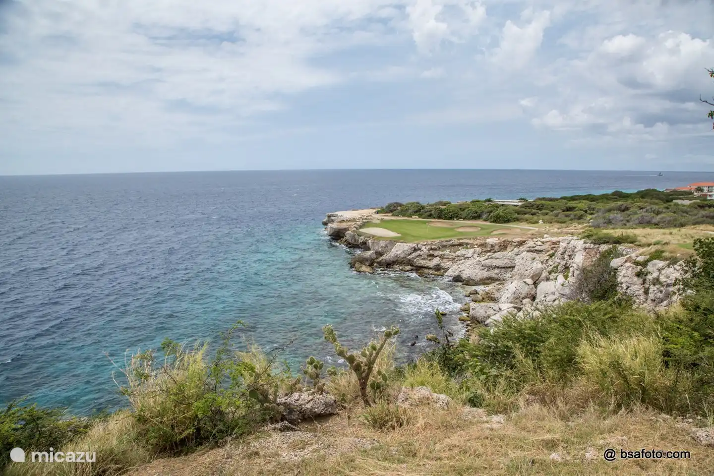 anspruchsvolles Loch 6, das von einem Hügel über dem Ozean auf das Grün trifft