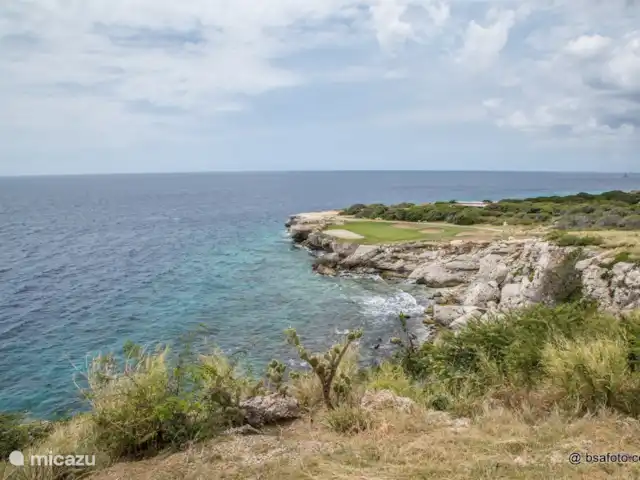 Blue Bay Penthouse REEF 5 OCEAN VIEW huren in Curaçao, Curacao-Midden, Willemstad - appartement uitdagende hole 6, vanaf n heuvel over de oceaan slaan op de green