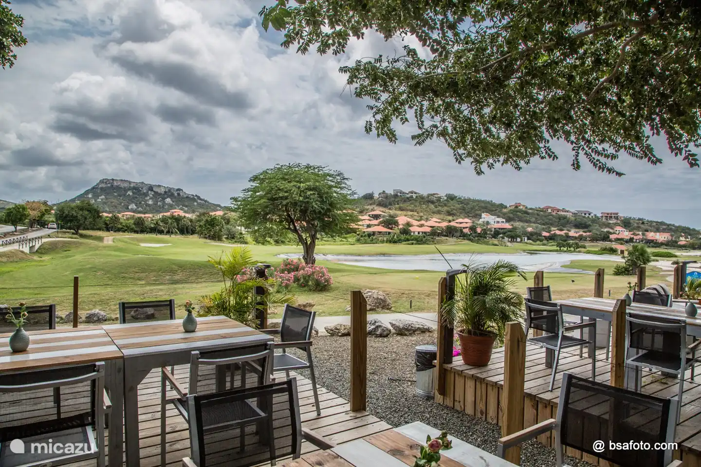Terrasse des Golfclubs mit Blick auf die Löcher 1 und 18, auch zum Mittag- und Abendessen oder einfach nur für einen Drink