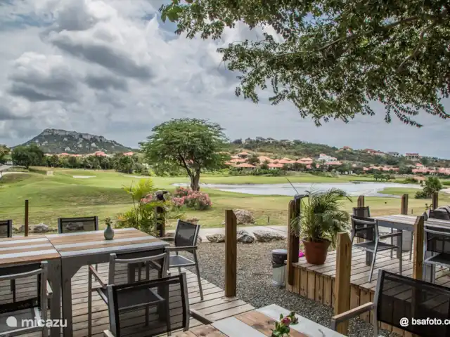 Blue Bay Penthouse REEF 5 OCEAN VIEW huren in Curaçao, Curacao-Midden, Willemstad - appartement Golfclub terras met uitzicht op hole 1 en 18, ook voor lunch en diner of gewoon n drankje