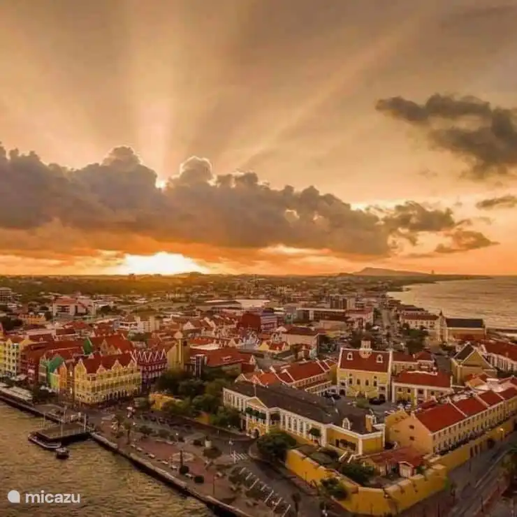 Und umgekehrt von Willemstad, Punda und Pietermaai. Sonnenaufgang. 8 Minuten von Blue Bay