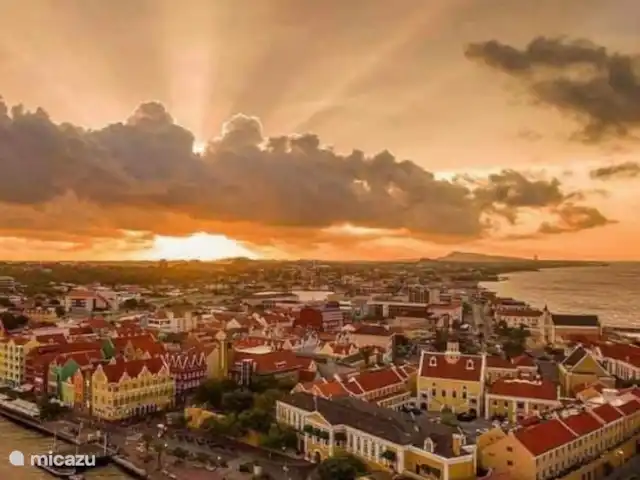 Blue Bay Penthouse REEF 5 OCEAN VIEW huren in Curaçao, Curacao-Midden, Willemstad - appartement En de andere kant op van Willemstad, Punda en Pietermaai. Zonsopgang.  8 minuten van Blue Bay
