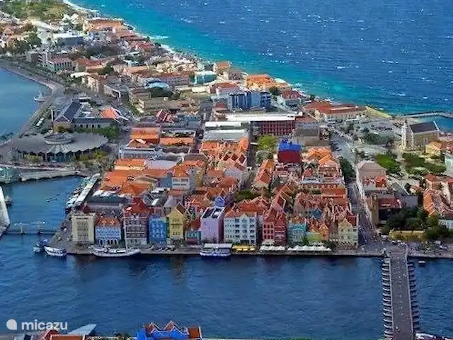 Blue Bay Penthouse REEF 5 OCEAN VIEW huren in Curaçao, Curacao-Midden, Willemstad - appartement Overzicht van Willemstad, Punda met de bekende leuke kleurtjes en Pondjesbrug