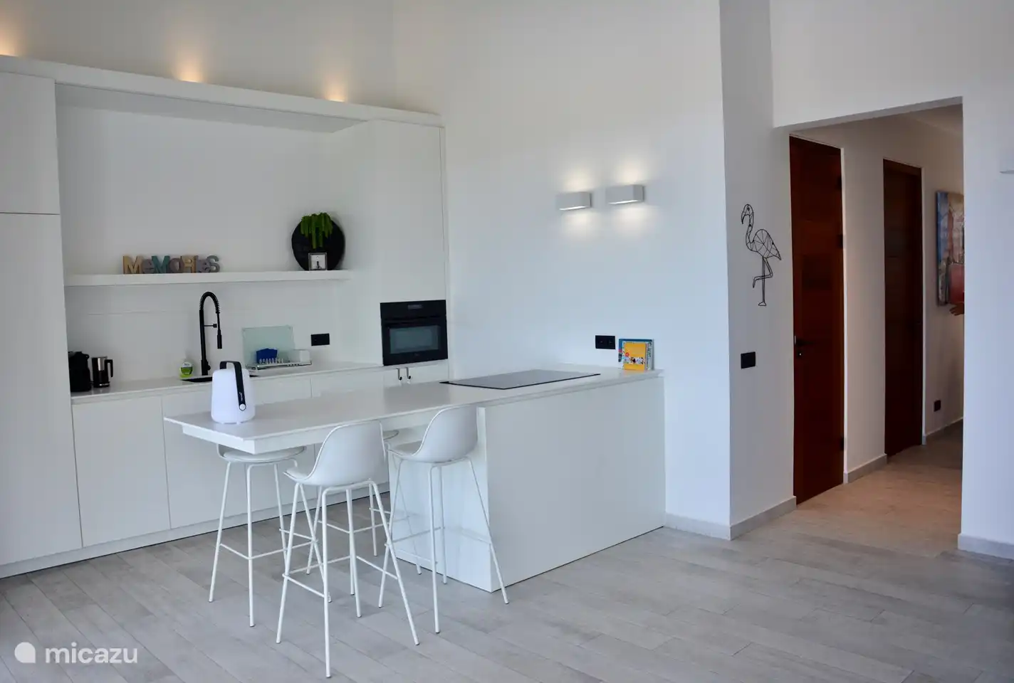 Luxusküche mit allen Geräten für ein köstliches Abendessen und Frühstück. Eine Tischplatte für 4 Personen sorgt für Gemütlichkeit