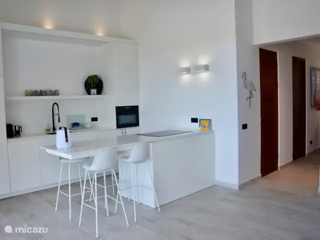 Blue Bay Penthouse REEF 5 OCEAN VIEW huren in Curaçao, Curacao-Midden, Willemstad - appartement Luxe keuken met alle apparaten voor een heerlijk diner en lekker ontbijtje. Een tafelblad voor 4 maakt het gezellig
