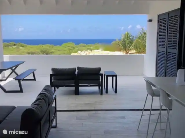 Blue Bay Penthouse REEF 5 OCEAN VIEW huren in Curaçao, Curacao-Midden, Willemstad - appartement Omdat the Reef 5 op een hoek ligt , heeft het een mooi uitzicht op oceaan, golfbaan en groene heuvel, altijd met n lekker briesje
