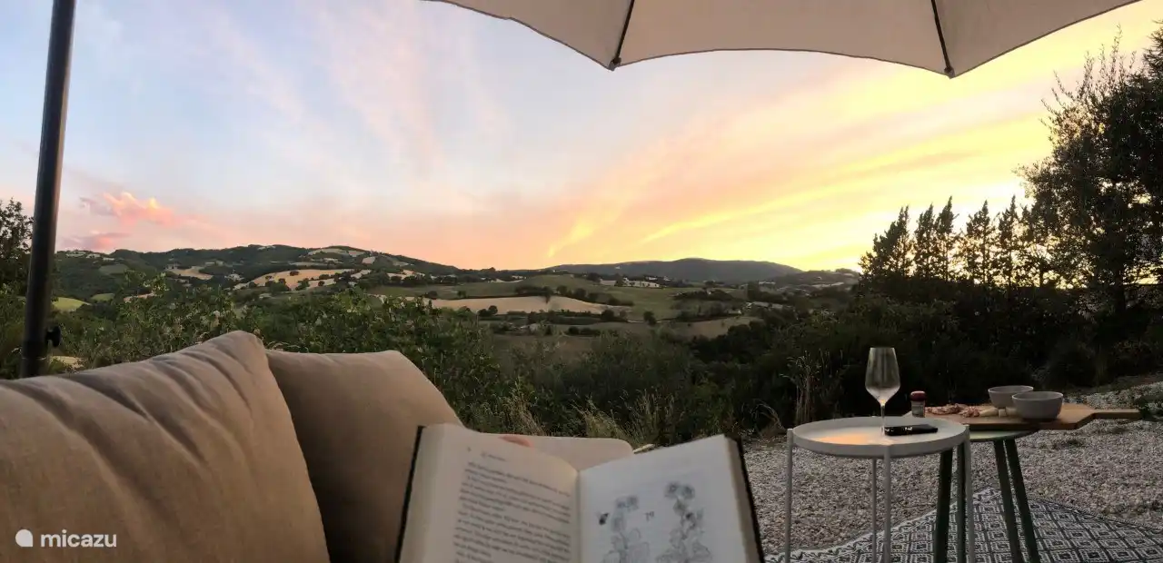 Eine untergehende Sonne, ein Glas Wein und ein gutes Buch, la dolce vita!