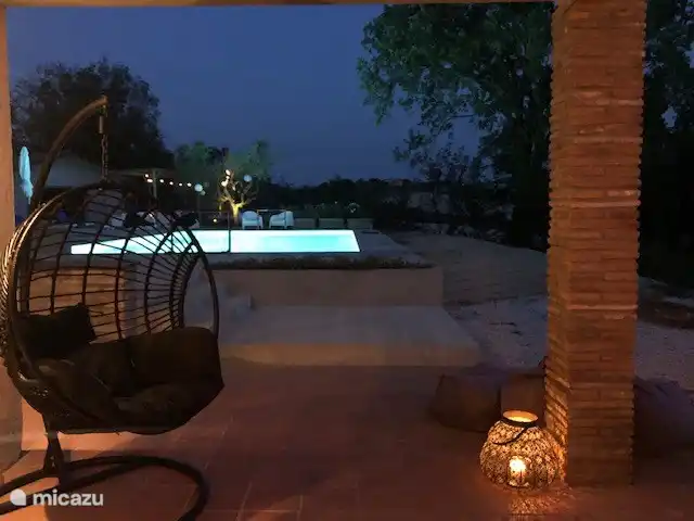 Schwimmbad mit Beleuchtung