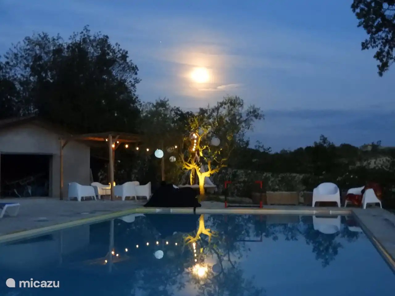 Der Mond spiegelt sich im Pool