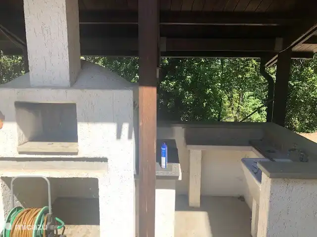 Die Außenküche mit Pizzaofen