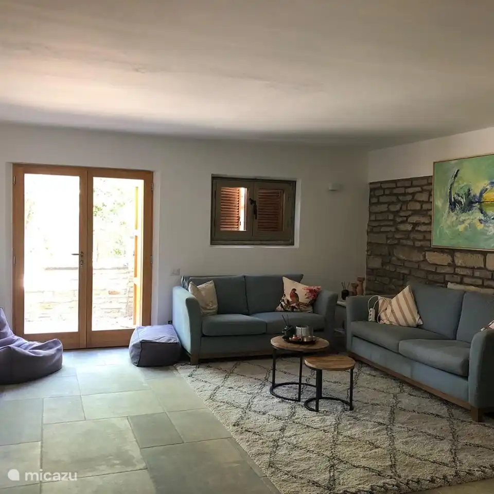 Das Wohnzimmer, das im Sommer schön kühl ist