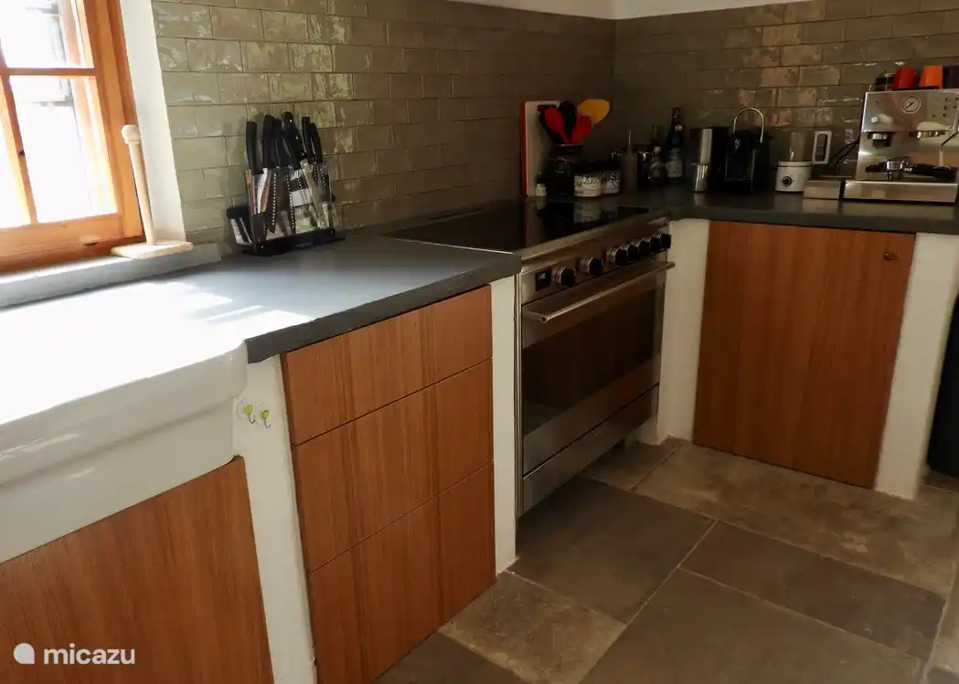 Großer Backofen und Induktionskochfeld mit 6 Flammen