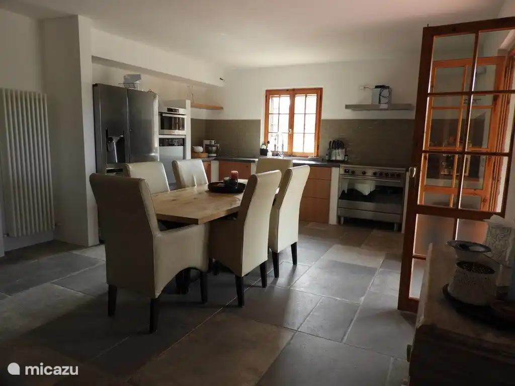 Geräumiger Tisch zum gemeinsamen Essen