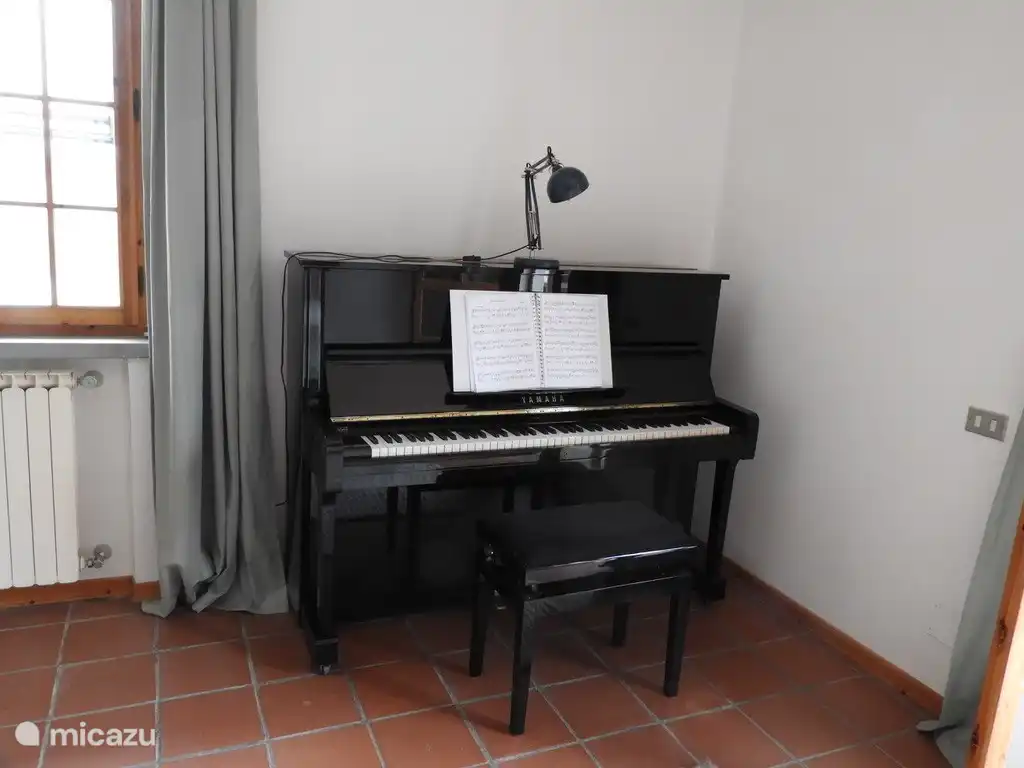 Klavier in der Halle