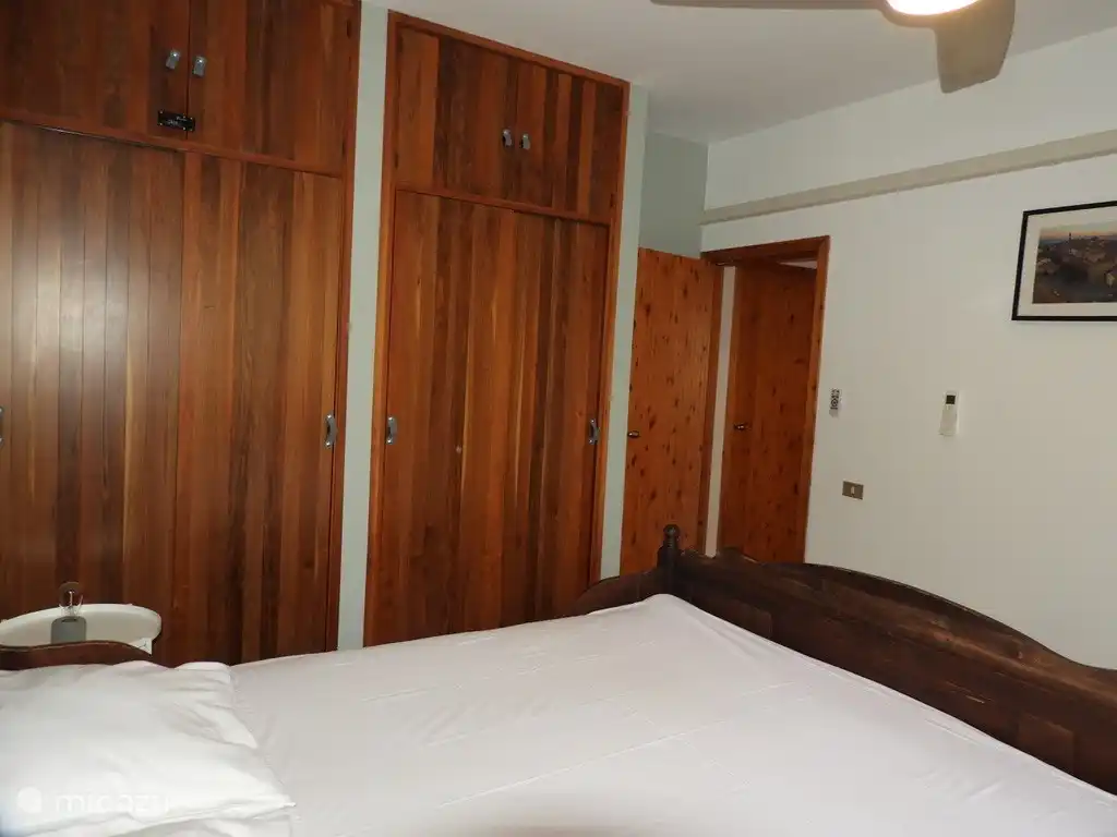 Große Schrankwand im Schlafzimmer