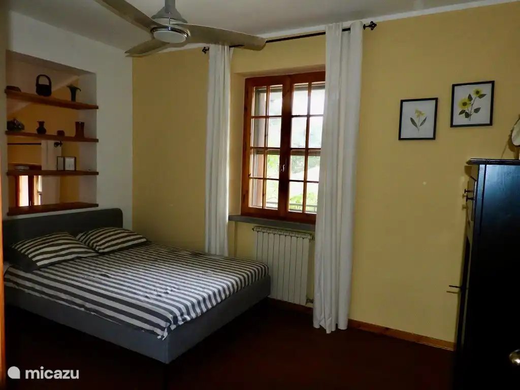 Bett von 140x200 im Obergeschoss des Hauptschlafzimmers