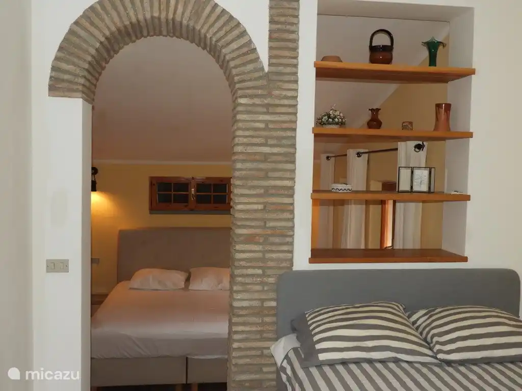 Gehen Sie durch zum Boxspringbett im Hauptschlafzimmer