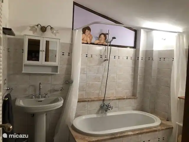 Badezimmer im Hauptschlafzimmer