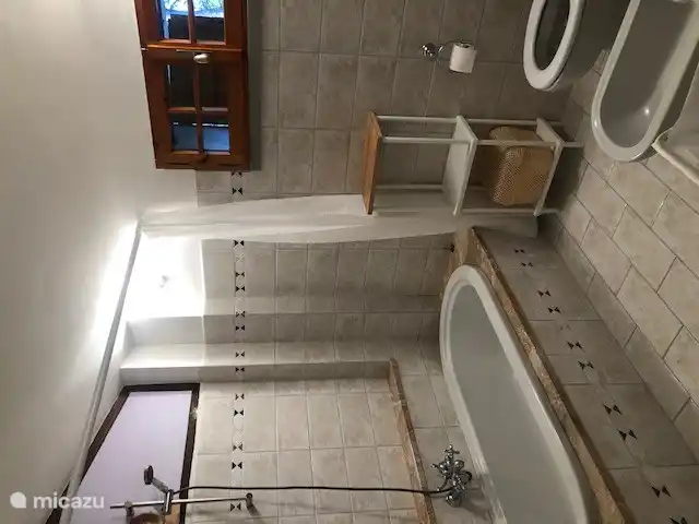 Badezimmer mit Badewanne, WC, Bidet und Waschbecken