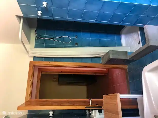 Badezimmer mit Dusche, WC, Bidet und Waschbecken