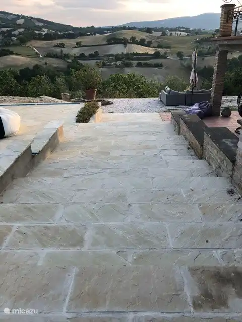 Treppe am Schwimmbad vorbei hinunter zum Eingang der Casa