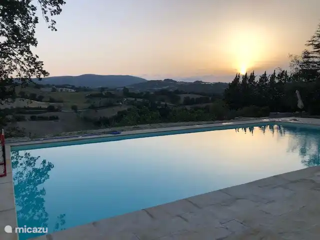 Schwimmbad in der untergehenden Sonne