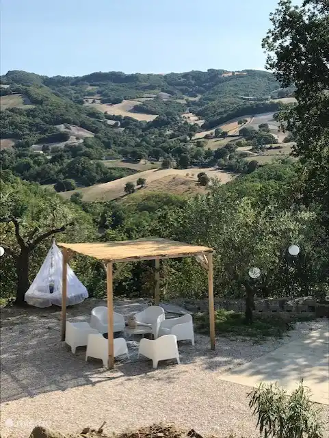 Schöner Sitzplatz im Schatten mit schöner Aussicht