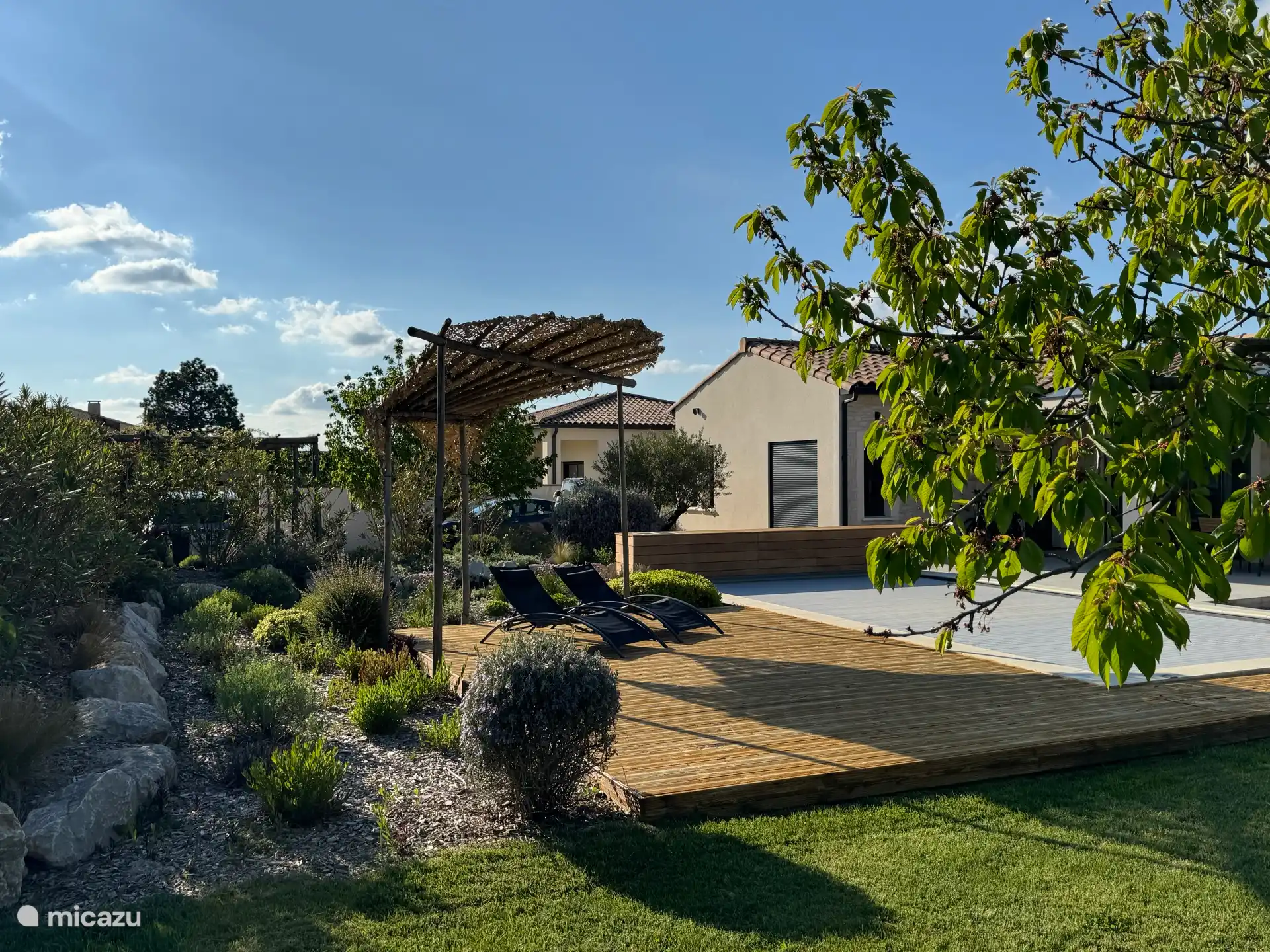 Von der hinteren Holzterrasse aus gesehen