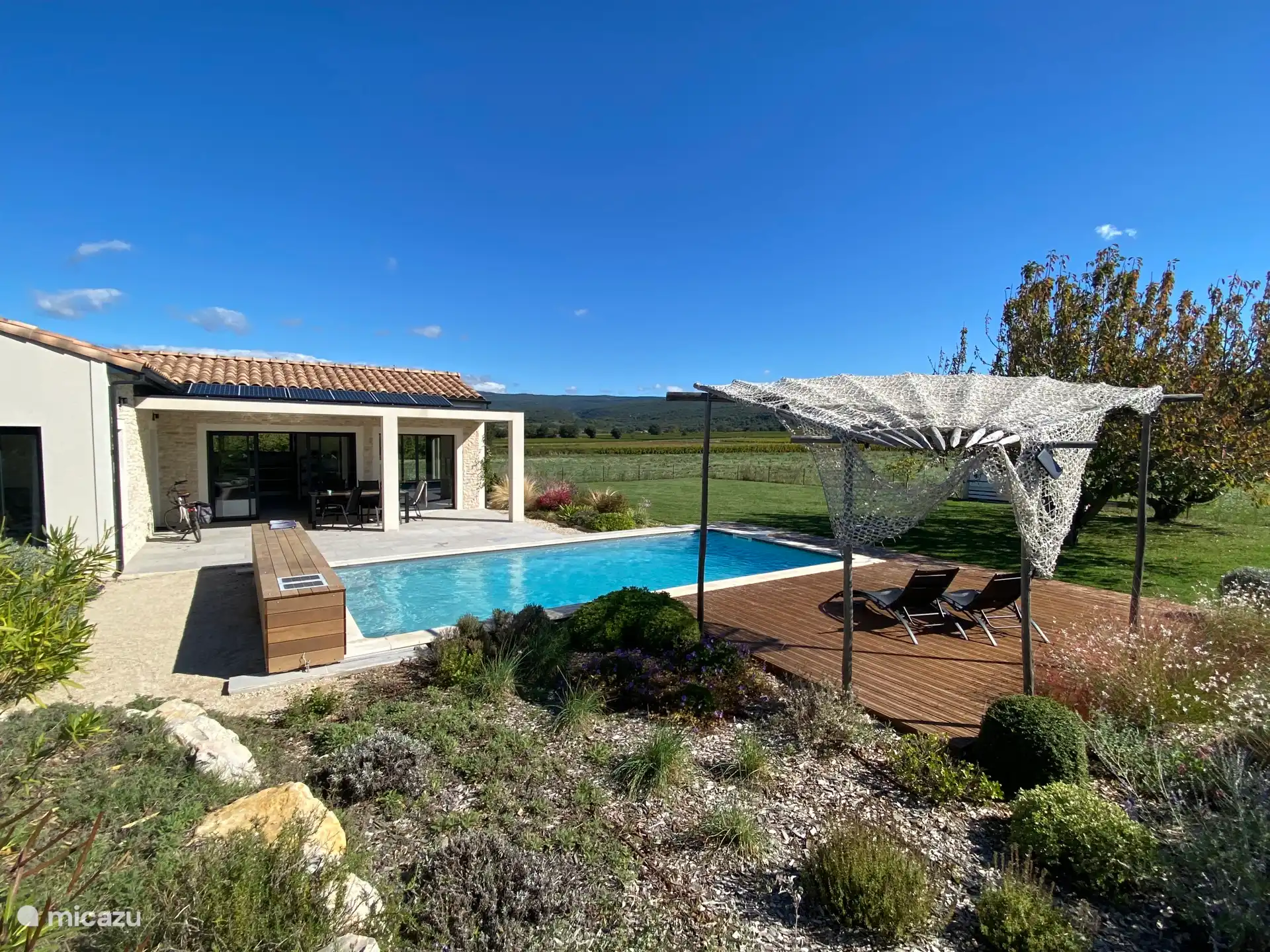 Der Pool verfügt über eine automatische Rollabdeckung, auf der Sie sitzen können