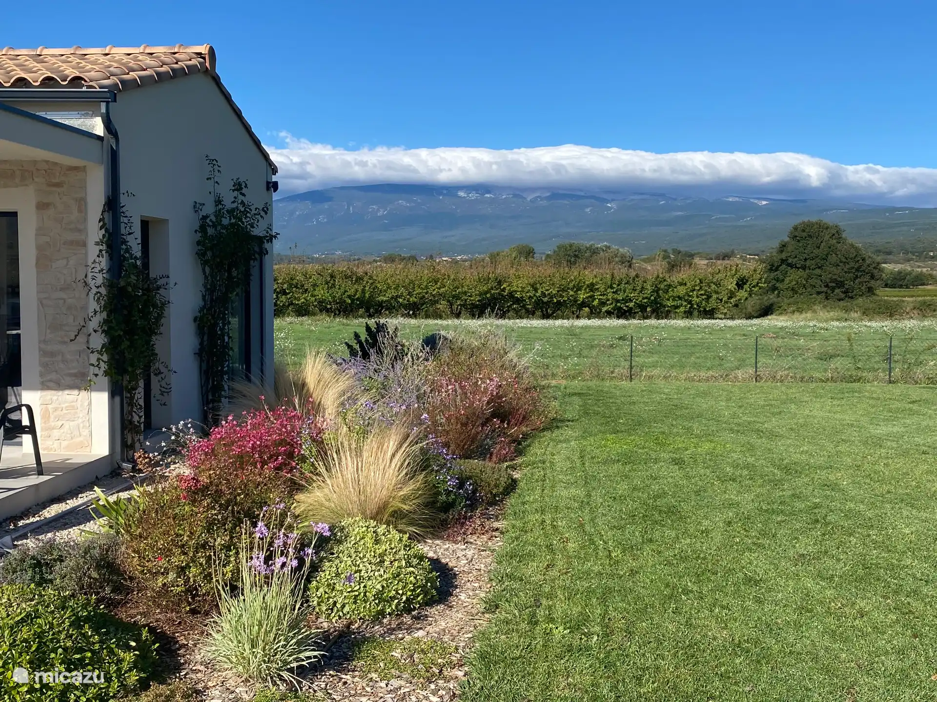 Vom Garten aus hat man einen schönen Blick auf den Mont Ventoux, hier mit einer Wolkendecke