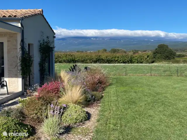 Maison Marasco huren in Frankrijk, Vaucluse, Blauvac - vakantiehuis Vanaf de tuin heb je een prachtig zicht op de Mont Ventoux, hier met een dekentje wolken