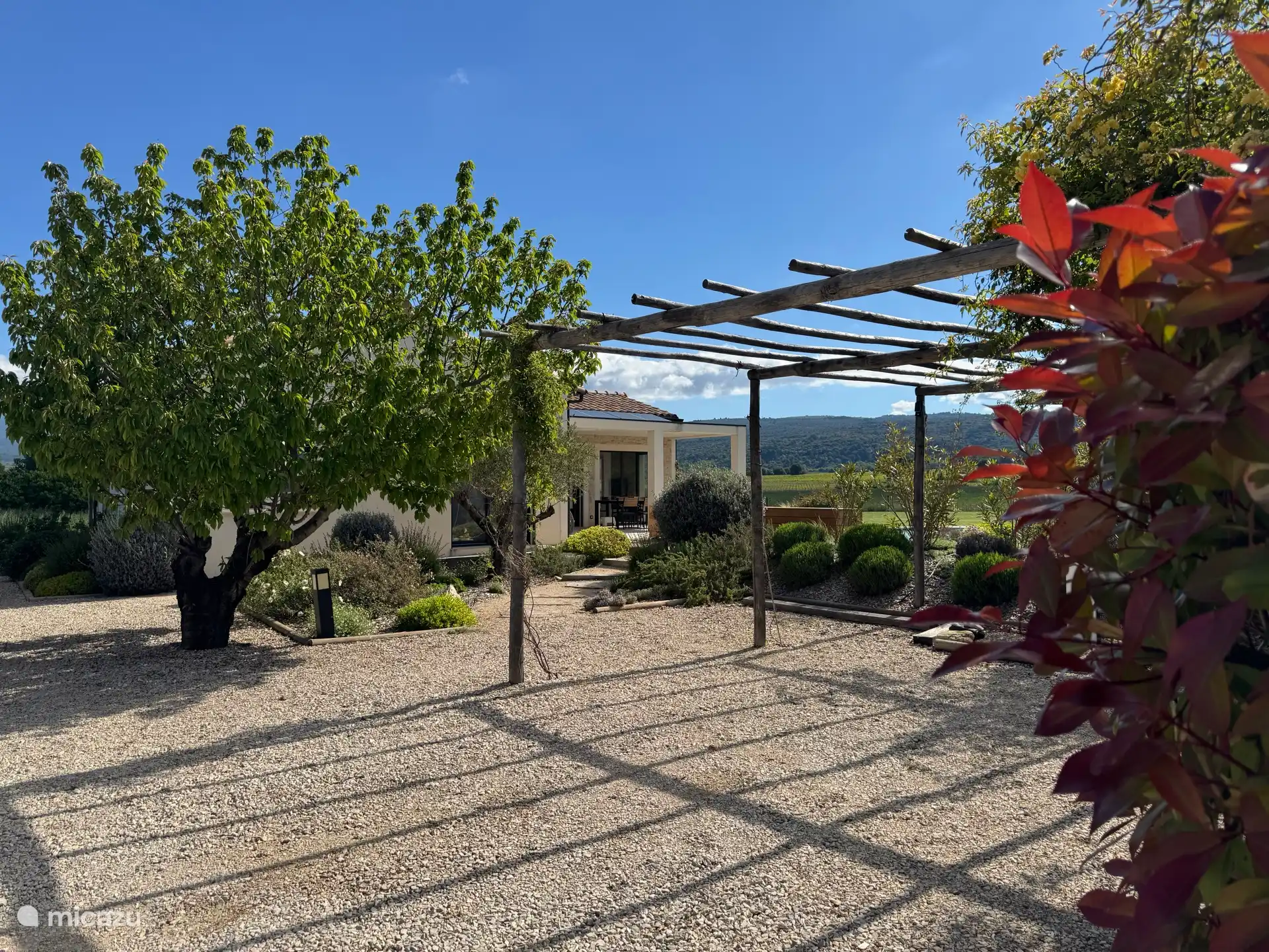 Es gibt einen geräumigen Parkplatz mit Ladegerät