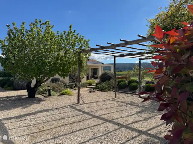 Maison Marasco huren in Frankrijk, Vaucluse, Blauvac - vakantiehuis Er is een ruime parkeerplaats met oplader
