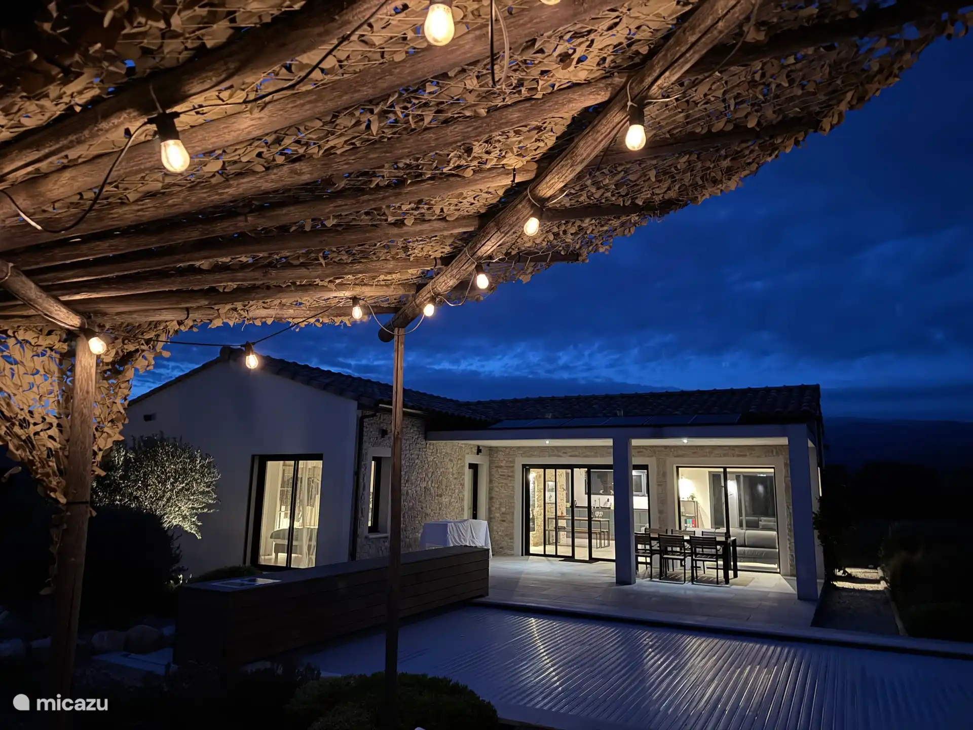 Nachts, wenn das Schwimmbad geschlossen ist