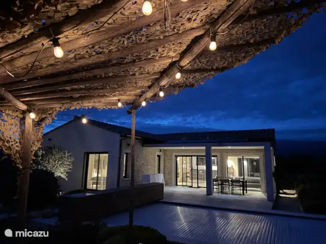 Maison Marasco huren in Frankrijk, Vaucluse, Blauvac - vakantiehuis Bij nacht, met het zwemdek gesloten