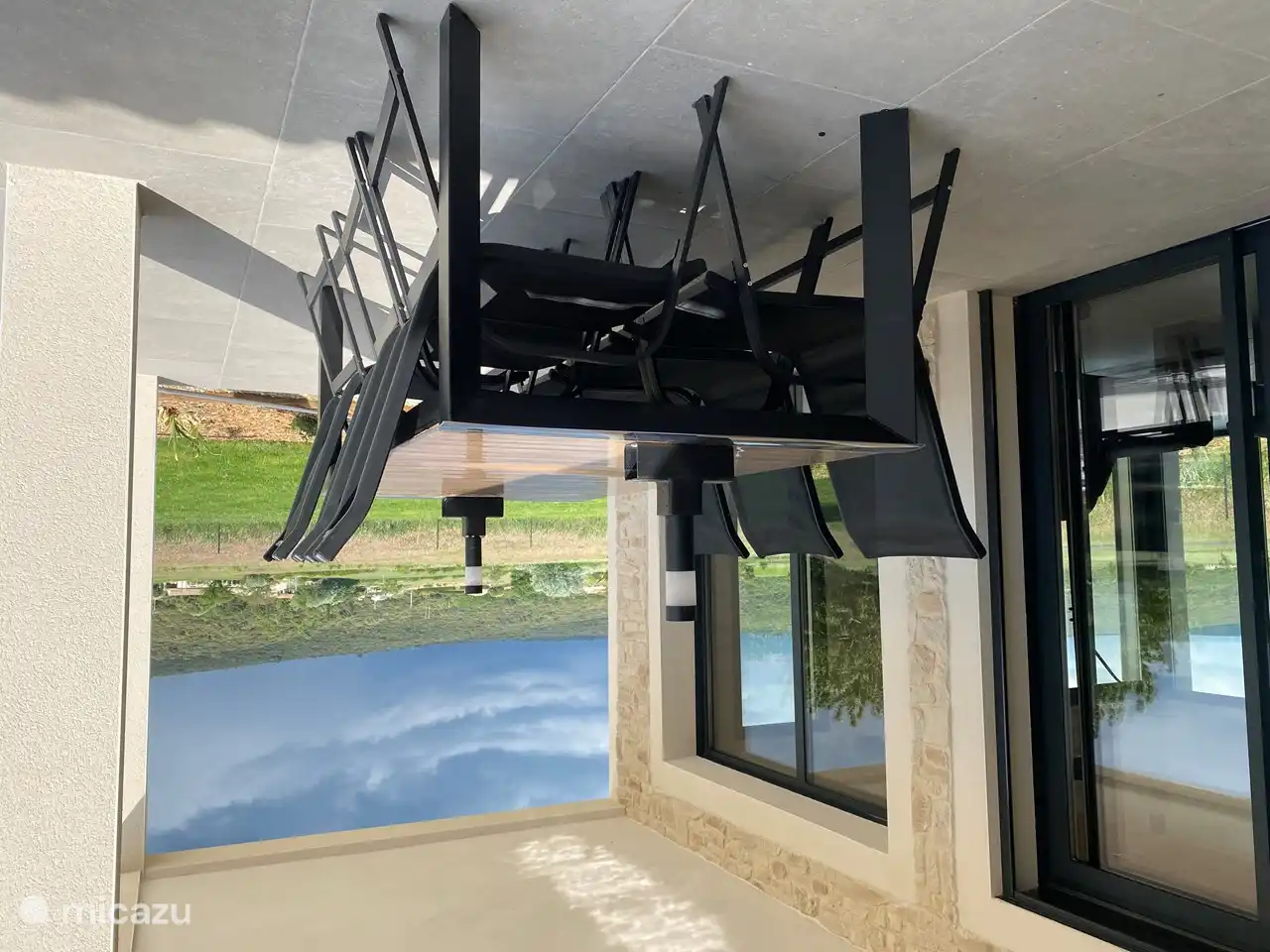 Schön draußen am Pool unter dem Terrassendach zu sitzen