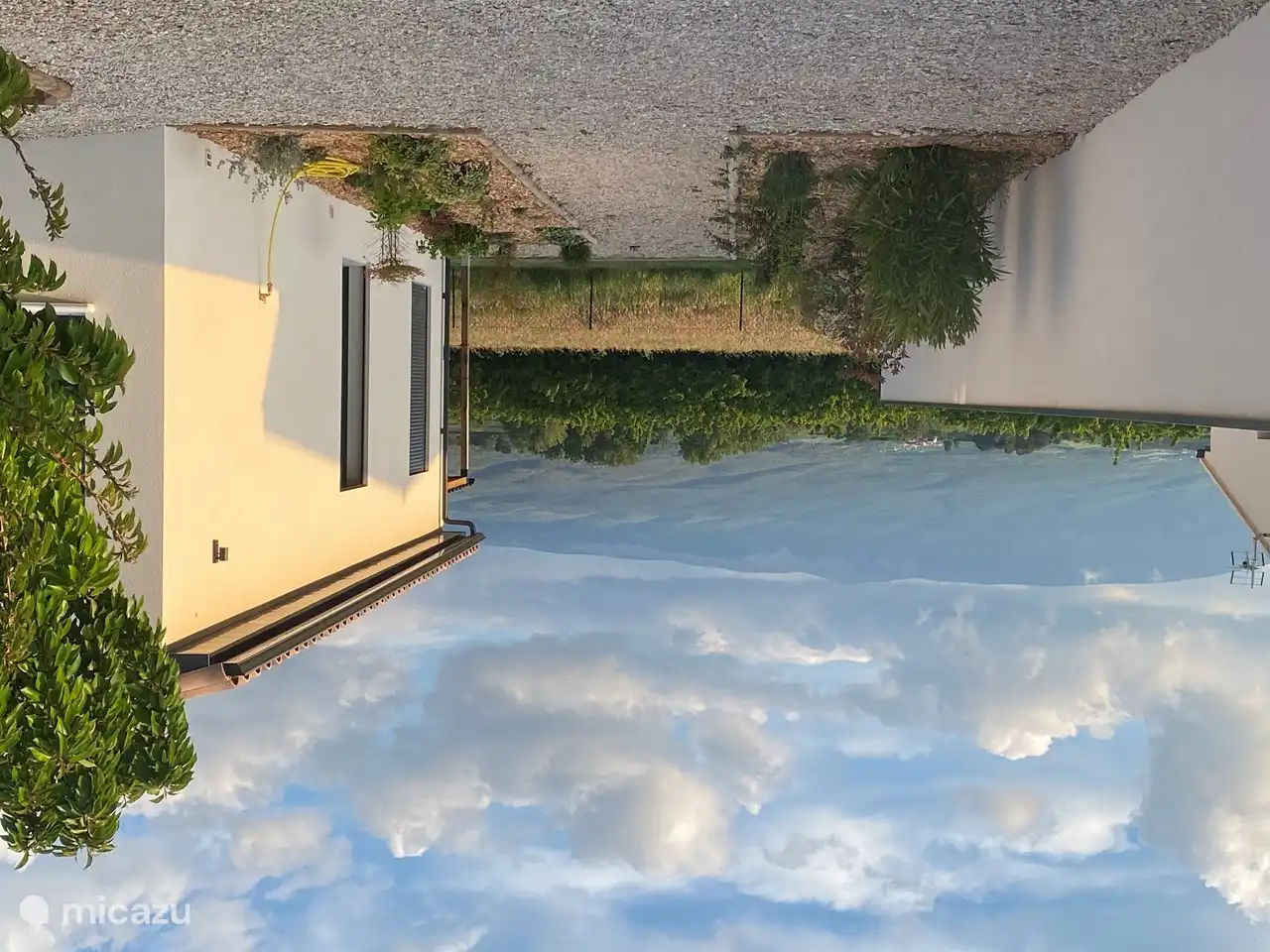 Seitenweg am Haus entlang zum überdachten Fahrradschuppen