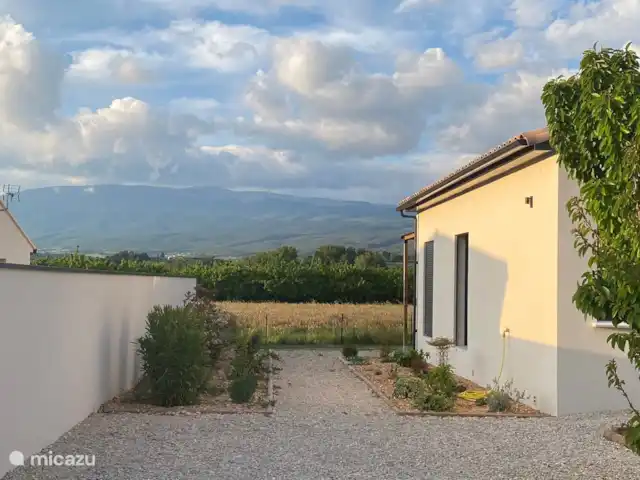 Maison Marasco huren in Frankrijk, Vaucluse, Blauvac - vakantiehuis Zijpad langs het huis naar de overdekte fietsenberging