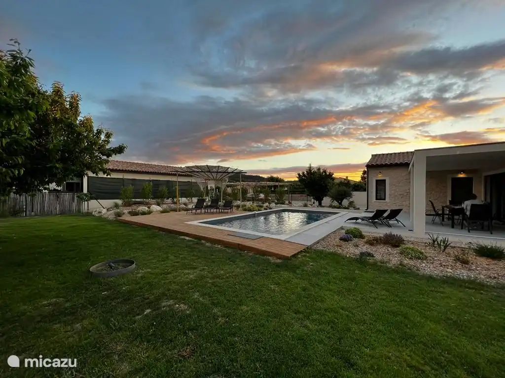 Blick von Osten bei Einbruch der Dämmerung