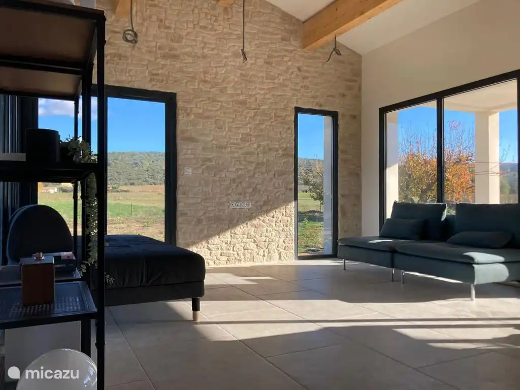 Das Wohnzimmer ist geräumig und hell.