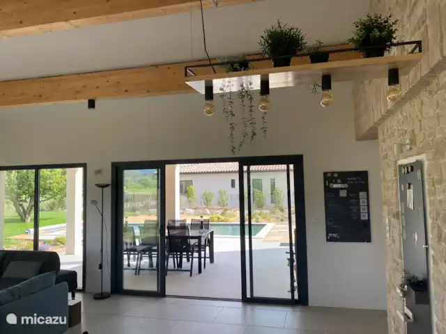 Maison Marasco huren in Frankrijk, Vaucluse, Blauvac - vakantiehuis De zitkamer vanaf de keuken, met openslaande deuren naar het terras met zwembad, en de groeiende oleanderhaag
