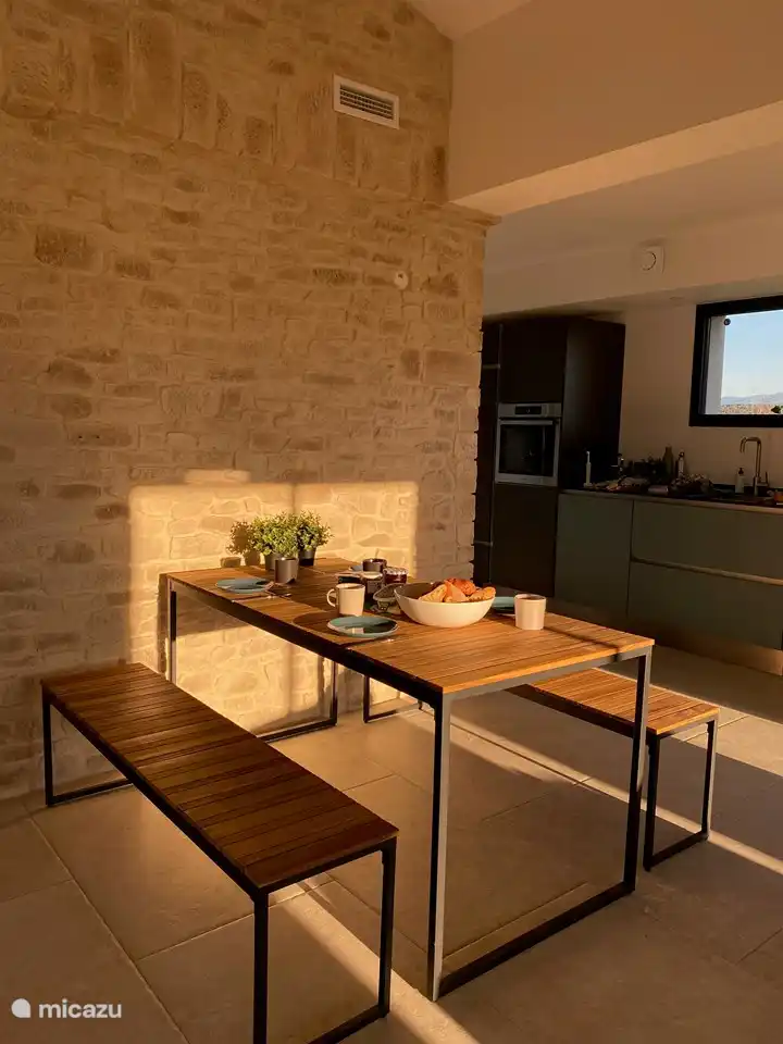 Das Morgenlicht streicht über den Essbereich.