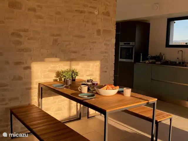 Maison Marasco huren in Frankrijk, Vaucluse, Blauvac - vakantiehuis Het ochtendlicht strijkt over de eethoek.